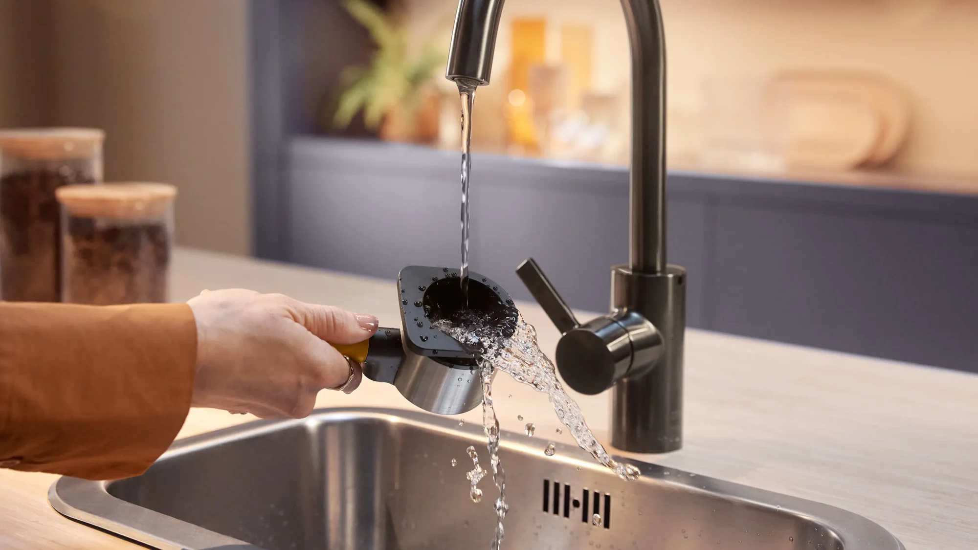 Philips bezvada spieķveida putekļsūcēja tuvplāns, kurā izcelta tā efektīvā filtrēšana un putekļu uztveršana caurspīdīgajā atkritumu tvertnē, uzsverot tā izcilo veiktspēju.